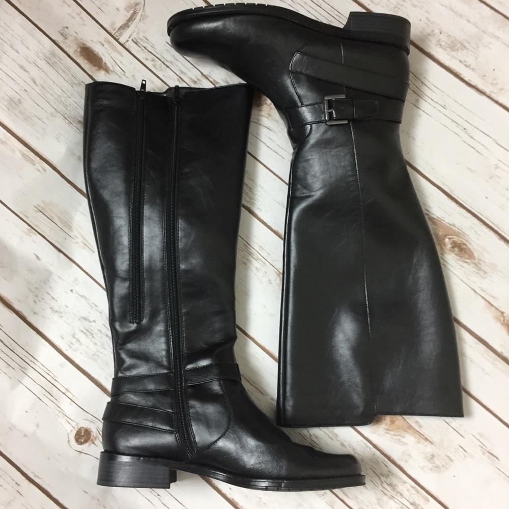 NWOT Ladies Aerosols Boots in Black Size 10.